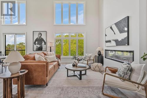 87 Goldie Court, Blue Mountains, ON - Indoor Photo Showing Living Room