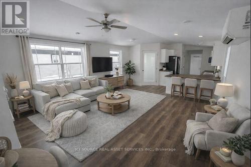 8910 Lynwood Park Private, Ottawa, ON - Indoor Photo Showing Living Room