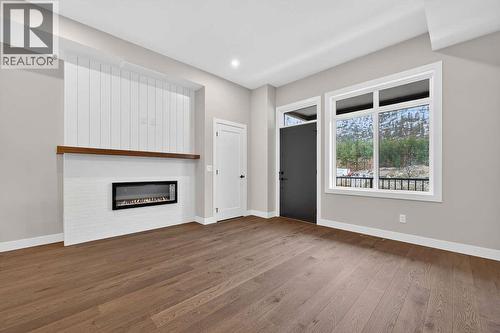 1550 Union Road Unit# 20, Kelowna, BC - Indoor Photo Showing Living Room With Fireplace