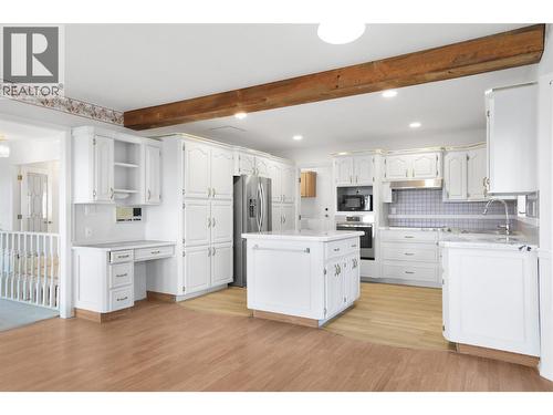 727 Cassiar Crescent, Kelowna, BC - Indoor Photo Showing Kitchen