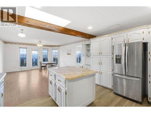 727 Cassiar Crescent, Kelowna, BC - Indoor Photo Showing Kitchen