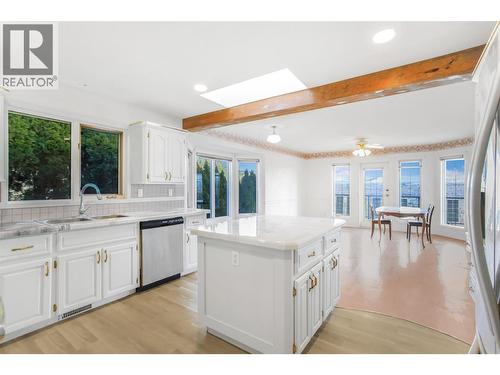 727 Cassiar Crescent, Kelowna, BC - Indoor Photo Showing Kitchen