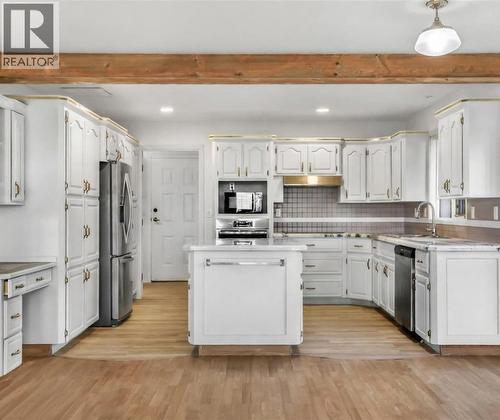 727 Cassiar Crescent, Kelowna, BC - Indoor With Fireplace