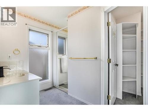 727 Cassiar Crescent, Kelowna, BC - Indoor Photo Showing Bedroom