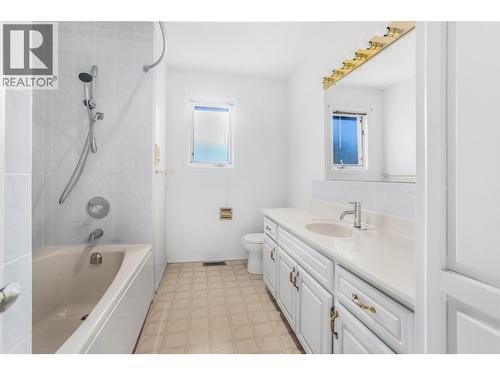 727 Cassiar Crescent, Kelowna, BC - Indoor Photo Showing Bathroom