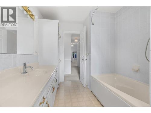 727 Cassiar Crescent, Kelowna, BC - Indoor Photo Showing Bathroom