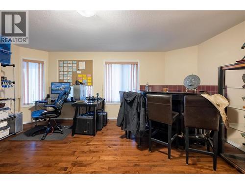 727 Cassiar Crescent, Kelowna, BC - Indoor Photo Showing Kitchen