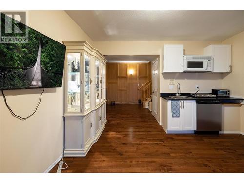 727 Cassiar Crescent, Kelowna, BC - Indoor Photo Showing Bathroom