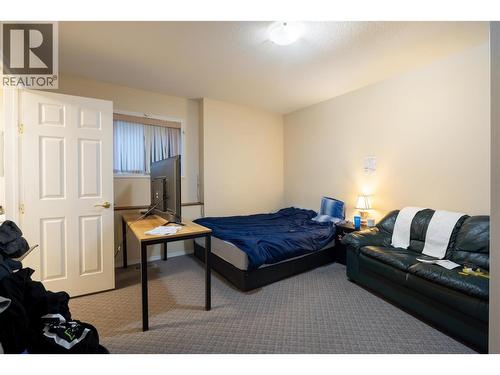 727 Cassiar Crescent, Kelowna, BC - Indoor Photo Showing Kitchen