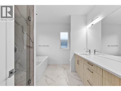 2208 Surrey Road, West Kelowna, BC - Indoor Photo Showing Bathroom