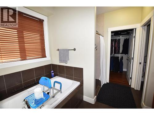 Separate tub/shower in the en-suite - 3721 Razorback Court, Vernon, BC - Indoor Photo Showing Bathroom