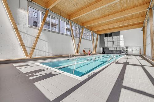 Piscine - 901-1180 Rue Louis-Adolphe-Robitaille, Québec (La Cité-Limoilou), QC - Indoor Photo Showing Other Room With In Ground Pool