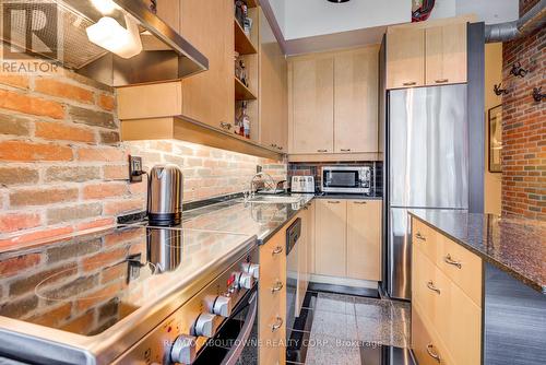 826 - 155 Dalhousie Street, Toronto, ON - Indoor Photo Showing Kitchen
