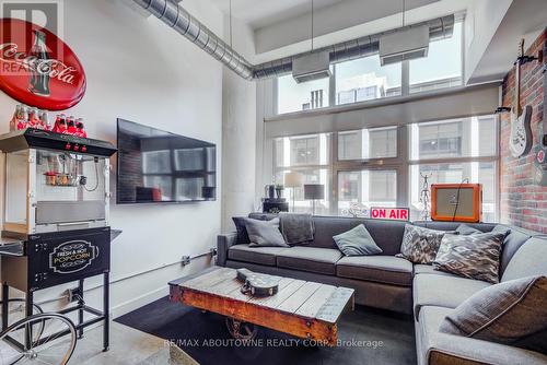 826 - 155 Dalhousie Street, Toronto, ON - Indoor Photo Showing Living Room