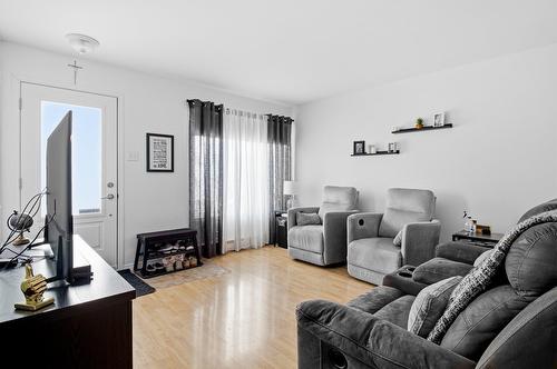 Salon - 651 Rue Delorme, Granby, QC - Indoor Photo Showing Living Room