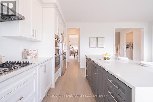 129 Busato Drive, Whitchurch-Stouffville, ON - Indoor Photo Showing Kitchen With Upgraded Kitchen