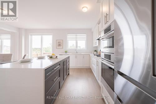 129 Busato Drive, Whitchurch-Stouffville, ON - Indoor Photo Showing Kitchen With Upgraded Kitchen