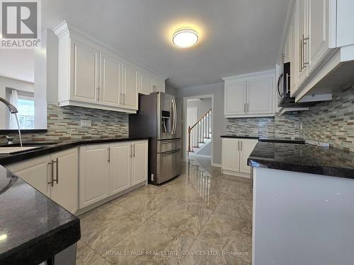 Upper - 2932 Cape Hill Crescent, Mississauga, ON - Indoor Photo Showing Kitchen With Upgraded Kitchen