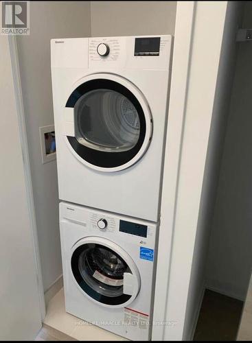 918 - 86 Dundas Street E, Mississauga, ON - Indoor Photo Showing Laundry Room