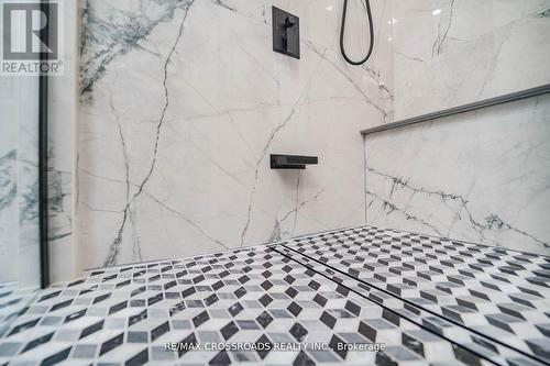 stepless shower - 7118 Yonge Street, Innisfil, ON - Indoor