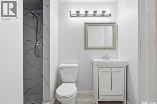 19 Barr Place, Saskatoon, SK - Indoor Photo Showing Bathroom