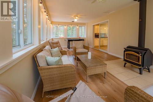 1507 Muskoka 117 Road, Bracebridge, ON - Indoor Photo Showing Living Room