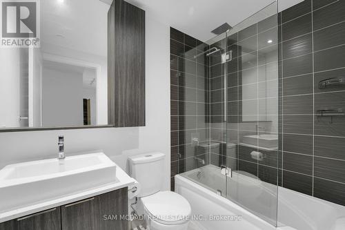 1010 - 110 Marine Parade Drive, Toronto, ON - Indoor Photo Showing Bathroom