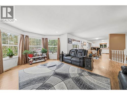 2421 Mount Tuam Crescent, Sorrento, BC - Indoor Photo Showing Living Room