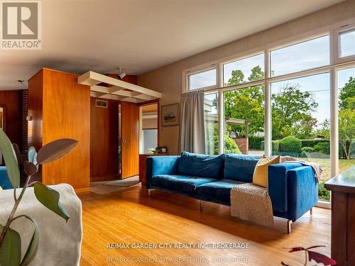 46 Henley Drive, St. Catharines (Martindale Pond), ON - Indoor Photo Showing Living Room