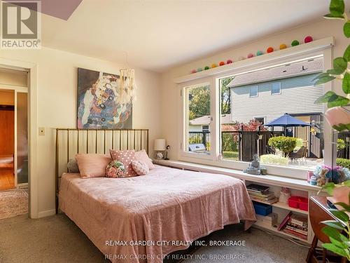 46 Henley Drive, St. Catharines (Martindale Pond), ON - Indoor Photo Showing Bedroom