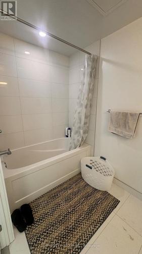 2115 - 230 Simcoe Street, Toronto, ON - Indoor Photo Showing Bathroom