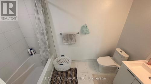 2115 - 230 Simcoe Street, Toronto, ON - Indoor Photo Showing Bathroom