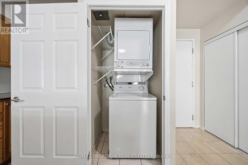 2515 - 230 Queens Quay W, Toronto, ON - Indoor Photo Showing Laundry Room