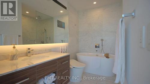 5102 - 488 University Avenue, Toronto, ON - Indoor Photo Showing Bathroom