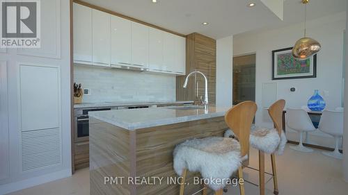 5102 - 488 University Avenue, Toronto, ON - Indoor