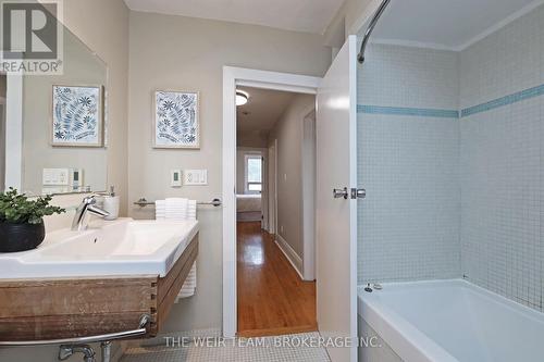 157 Mortimer Avenue, Toronto, ON - Indoor Photo Showing Bathroom