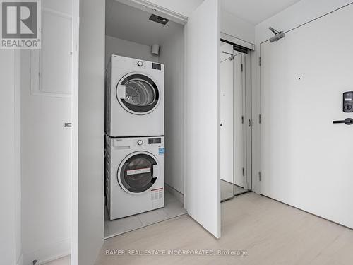 M1 Unit 5806 - 5806 - 3900 Confederation Parkway, Mississauga, ON - Indoor Photo Showing Laundry Room