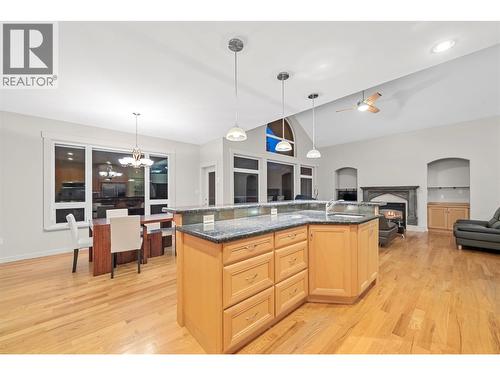 2470 24 Avenue Ne, Salmon Arm, BC - Indoor Photo Showing Kitchen