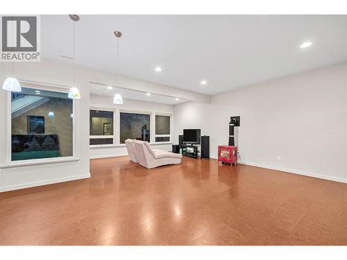 2470 24 Avenue Ne, Salmon Arm, BC - Indoor