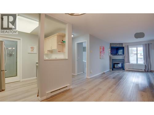 3705 30 Avenue Unit# 104, Vernon, BC - Indoor Photo Showing Living Room With Fireplace