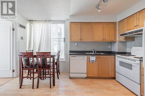 1122 - 650 Queens Quay W, Toronto, ON - Indoor Photo Showing Kitchen