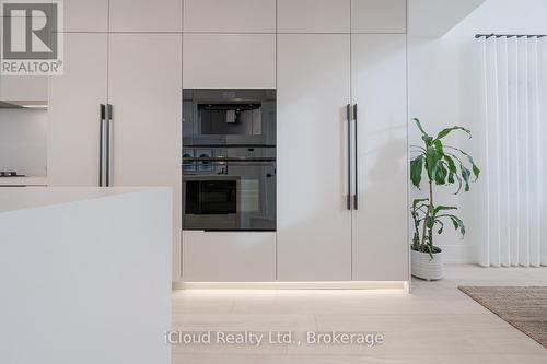 5389 Kindos Street, Burlington, ON - Indoor Photo Showing Kitchen