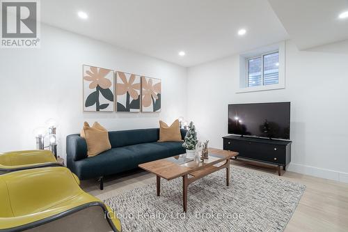 5389 Kindos Street, Burlington, ON - Indoor Photo Showing Living Room