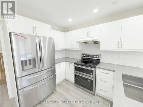 Kitchen - 3310 Crimson King Circle, Mississauga, ON - Indoor Photo Showing Kitchen With Stainless Steel Kitchen