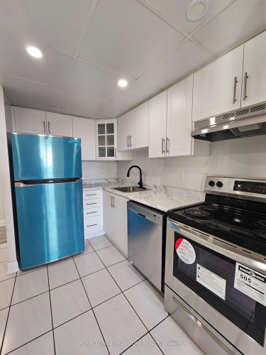 507-155 Hillcrest Avenue, Mississauga, ON - Indoor Photo Showing Kitchen