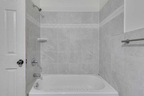 201-2977 Lawrence Avenue E, Toronto, ON - Indoor Photo Showing Bathroom