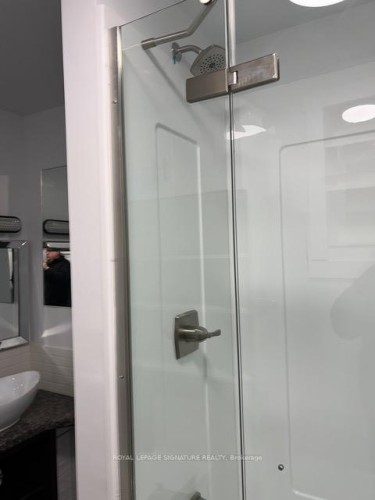 Main-208 Carlton Street, Toronto, ON - Indoor Photo Showing Bathroom