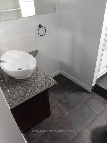 Main-208 Carlton Street, Toronto, ON - Indoor Photo Showing Bathroom