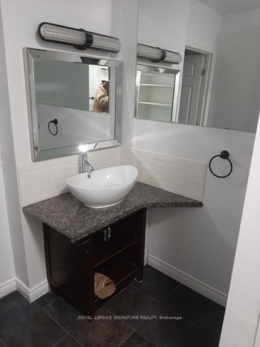 Main-208 Carlton Street, Toronto, ON - Indoor Photo Showing Bathroom