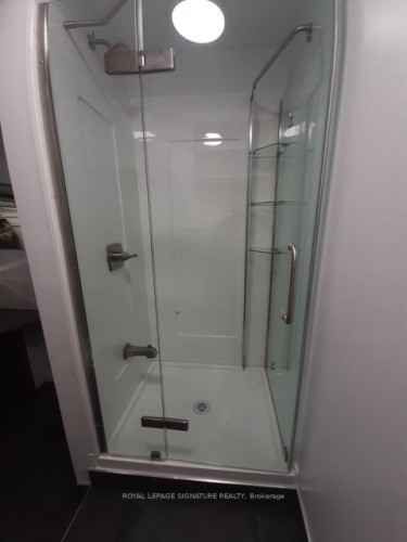 Main-208 Carlton Street, Toronto, ON - Indoor Photo Showing Bathroom